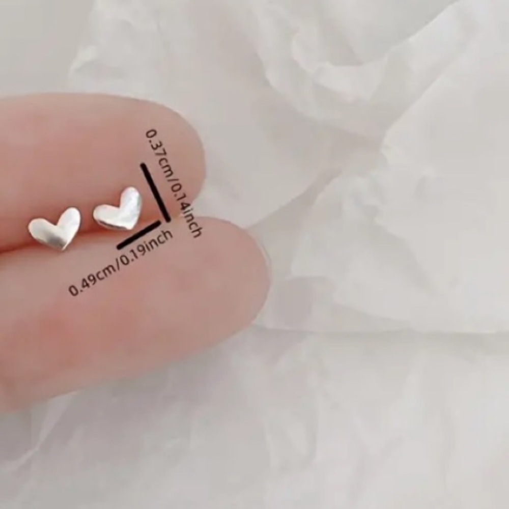 NEW Tiny Heart stud Earrings in Silver color - Minimalist - Boutique - Picture 3 of 5